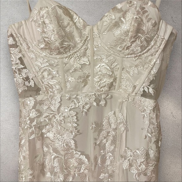 🔆 Lulu's Ethereal Elegance White Embroidered Lace-Up Maxi Dress, Small NWT - Picture 9 of 11